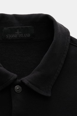 Stone Island Longsleeve Sweat-Poloshirt 'Ghost Piece' schwarz, Nahaufnahme von Polokragen und Label, weicher Baumwollsweat, Regular Fit, Patch am Oberarm.