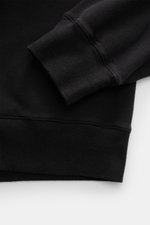 Nahaufnahme des Ärmels und Saums vom Stone Island Longsleeve Sweat-Poloshirt 'Ghost Piece' schwarz, weicher Baumwollsweat mit elastischem Bund.