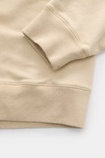 Nahaufnahme des Stone Island Longsleeve Sweat-Poloshirts 'Ghost Piece' beige, Detailansicht Bündchen und weicher Baumwollsweat.