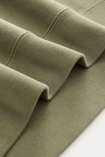 Nahaufnahme der komfortablen Rippbündchen des Canada Goose Sweatshirt 'Loon' graugrün aus reiner Baumwolle, weicher Griff, leichte Qualität.