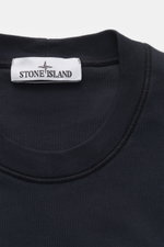 Close-up front view of the navy Stone Island Rundhals-Sweatshirt 'Basic Sweat' showing the ribbed crew neckline and brand label.

<p>Zeitloses Basic Piece: Das sportive Sweatshirt von STONE ISLAND wird zur idealen Grundlage legerer Freizeitlooks und avanc