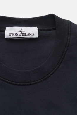 Close-up front view of the navy Stone Island Rundhals-Sweatshirt 'Basic Sweat' showing the ribbed crew neckline and brand label.

<p>Zeitloses Basic Piece: Das sportive Sweatshirt von STONE ISLAND wird zur idealen Grundlage legerer Freizeitlooks und avanc