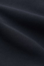 Close-up front view of navy fabric texture of Stone Island Rundhals-Sweatshirt 'Basic Sweat' navy, showing fine knit detail.

<p>Zeitloses Basic Piece: Das sportive Sweatshirt von STONE ISLAND wird zur idealen Grundlage legerer Freizeitlooks und avanciert
