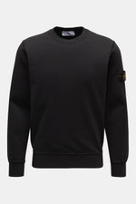 Stone Island Crew Neck Sweatshirt 'Basic Sweat' black shown from the front, made of pure cotton with a soft touch, regular fit, crew neckline, compass badge on the upper arm, and ribbed cuffs. Timeless Basic Piece: The sporty STONE ISLAND sweatshirt is th