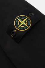 Close-up shot of the compass badge on the sleeve of the Stone Island Crew Neck Sweatshirt 'Basic Sweat' black, made of pure cotton.

<p>Timeless Basic Piece: The sporty STONE ISLAND sweatshirt is the ideal foundation for casual leisure looks and evolves i