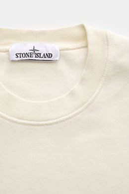 Stone Island Rundhals-Sweatshirt 'Basic Sweat' creme, Nahaufnahme von Hals und Label, weicher Baumwollstoff, Regular Fit, Rippbündchen, Kompass-Badge am Oberarm.