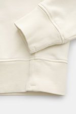 Stone Island Rundhals-Sweatshirt 'Basic Sweat' creme, Detailaufnahme von Ärmel und Bund, weicher Griff, Rippbündchen, Regular Fit.