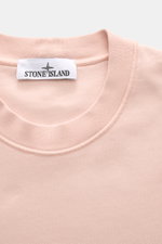 Close-up front view of the Stone Island Crew Neck Sweatshirt 'Basic Sweat' rose, showing the crew neckline and label.

Description: 
<p>Timeless basic piece: The STONE ISLAND sweatshirt is the ideal basic for casual leisure looks and evolves into a versat