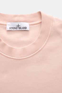 Close-up front view of the Stone Island Crew Neck Sweatshirt 'Basic Sweat' rose, showing the crew neckline and label.

Description: 
<p>Timeless basic piece: The STONE ISLAND sweatshirt is the ideal basic for casual leisure looks and evolves into a versat