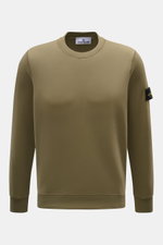 Stone Island Rundhals-Sweatshirt "Basic Sweat" oliv, Frontaufnahme, Baumwolle, weicher Griff, Regular Fit, Rundhalsausschnitt, Kompass-Badge am Oberarm, Rippbündchen.