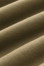 Nahaufnahme des olivfarbenen Stone Island Rundhals-Sweatshirt 'Basic Sweat' mit weichem Baumwollstoff, aufgenommen aus seitlicher Perspektive.