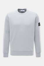 Stone Island Rundhals-Sweatshirt 'Basic Sweat' rauchblau shown from the front, soft cotton sweat, regular fit, compass badge on arm, ribbed cuffs. 

<p>Zeitloses Basic Piece: Das sportive Sweatshirt von STONE ISLAND wird zur idealen Grundlage legerer Frei