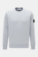 Stone Island Rundhals-Sweatshirt 'Basic Sweat' rauchblau shown from the front, soft cotton sweat, regular fit, compass badge on arm, ribbed cuffs. 

<p>Zeitloses Basic Piece: Das sportive Sweatshirt von STONE ISLAND wird zur idealen Grundlage legerer Frei