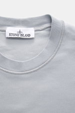Stone Island Rundhals-Sweatshirt "Basic Sweat" rauchblau shown up close from above, highlighting the collar and label.

<p>Zeitloses Basic Piece: Das sportive Sweatshirt von STONE ISLAND wird zur idealen Grundlage legerer Freizeitlooks und avanciert zum v
