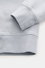 Close-up of the sleeve cuff and hem of the Stone Island Rundhals-Sweatshirt "Basic Sweat" rauchblau, photographed from above showing soft, ribbed cotton fabric.

<p>Zeitloses Basic Piece: Das sportive Sweatshirt von STONE ISLAND wird zur idealen Grundlage