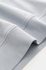 Close-up shot from above of the Stone Island Rundhals-Sweatshirt 'Basic Sweat' rauchblau showing soft cotton fabric and ribbed cuffs.

<p>Zeitloses Basic Piece: Das sportive Sweatshirt von STONE ISLAND wird zur idealen Grundlage legerer Freizeitlooks und 