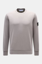 Stone Island Rundhals-Sweatshirt 'Basic Sweat' grau, frontale Nahaufnahme, Baumwollsweatshirt mit weichem Griff, Regular Fit, Rundhalsausschnitt, Kompass-Badge am Oberarm, Rippbündchen.