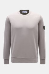 Stone Island Rundhals-Sweatshirt 'Basic Sweat' grau, frontale Nahaufnahme, Baumwollsweatshirt mit weichem Griff, Regular Fit, Rundhalsausschnitt, Kompass-Badge am Oberarm, Rippbündchen.