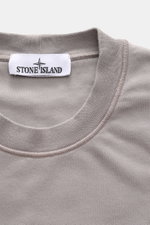 Stone Island Rundhals-Sweatshirt 'Basic Sweat' grau, Detailaufnahme von oben, weicher Baumwollstoff, Rippbündchen, Label innen sichtbar, Regular Fit