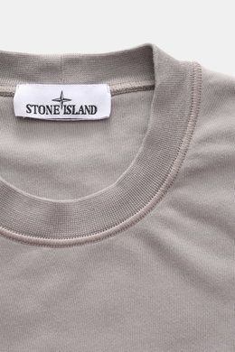 Stone Island Rundhals-Sweatshirt 'Basic Sweat' grau, Detailaufnahme von oben, weicher Baumwollstoff, Rippbündchen, Label innen sichtbar, Regular Fit