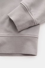 Nahaufnahme von Stone Island Rundhals-Sweatshirt 'Basic Sweat' grau, Fokus auf Rippbündchen, weicher Baumwollstoff, Regular Fit.