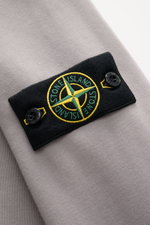 Alt-Tag (124 Zeichen): Nahaufnahme des Stone Island Rundhals-Sweatshirt 'Basic Sweat' grau mit Kompass-Badge am Ärmel, weichem Baumwollstoff.

Beschreibung: <p>Zeitloses Basic Piece: Das sportive Sweatshirt von STONE ISLAND wird zur idealen Grundlage lege