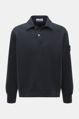 Stone Island Sweat Longsleeve-Poloshirt navy, frontale Nahaufnahme, Sweat aus reiner Baumwolle, Regular Fit, Polokragen, Zwei-Knopf-Leiste, Kompass-Badge, flexible Rippbündchen, leicht griffige Haptik.