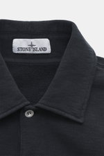 Stone Island Sweat Longsleeve-Poloshirt navy, Nahaufnahme von oben, Sweat aus reiner Baumwolle, Regular Fit, Polokragen, Zwei-Knopf-Leiste, Kompass-Badge, flexible Rippbündchen, leicht griffige Haptik.