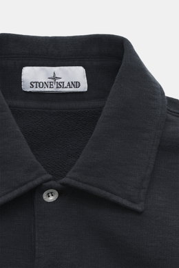 Stone Island Sweat Longsleeve-Poloshirt navy, Nahaufnahme von oben, Sweat aus reiner Baumwolle, Regular Fit, Polokragen, Zwei-Knopf-Leiste, Kompass-Badge, flexible Rippbündchen, leicht griffige Haptik.