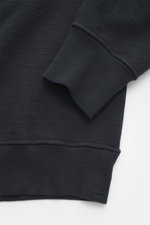 Nahaufnahme des Stone Island Sweat Longsleeve-Poloshirts navy, Fokus auf flexible Rippbündchen, Regular Fit und Baumwollstoff.