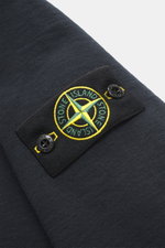 Nahaufnahme des Stone Island Sweat Longsleeve-Poloshirts navy aus reiner Baumwolle, Regular Fit, mit klassischem Kompass-Badge, zwei Knöpfen und flexiblen Rippbündchen.