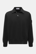 Stone Island Sweat Longsleeve-Poloshirt schwarz, frontale Nahaufnahme, Baumwolle, leicht griffig, Regular Fit, Polokragen, Zwei-Knopf-Leiste, Kompass-Badge, flexible Rippbündchen.