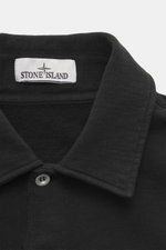 Stone Island Sweat Longsleeve-Poloshirt schwarz, Nahaufnahme von Polokragen und Zwei-Knopf-Leiste, Baumwolle, Regular Fit, Kompass-Badge, flexible Rippbündchen, leichte griffige Haptik.