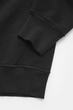 Nahaufnahme aus seitlicher Perspektive des Ärmels vom Stone Island Sweat Longsleeve-Poloshirt schwarz, Sweat aus reiner Baumwolle, leicht griffige Haptik, Regular Fit, konfektionierter Polokragen, Zwei-Knopf-Leiste, klassisches Kompass-Badge, flexible Rip