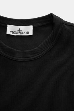 Close-up top-down view of Stone Island R-Neck Longsleeve black showing fine rib knit, round neckline, and label.

<p>Autumn essential: The STONE ISLAND long sleeve combines a characteristic rib knit structure with timeless versatility.</p>
<ul>
<li>fine r