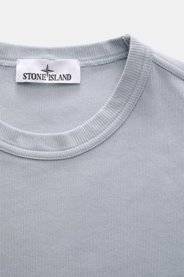 Close-up front view of Stone Island R-Neck Longsleeve smoky blue showing fine ribbed knit, crew neckline, and label.

<p>Autumn essential: The long sleeve by STONE ISLAND combines characteristic ribbed knit structure with timeless versatility.</p>
<ul>
<l