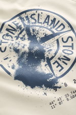 Close-up front view of the Stone Island Sweatshirt 'Print' cream showing the distinctive blue compass print with splatter effect on soft cotton fabric.

Description: Casual comfort meets iconic design: With this sweatshirt, STONE ISLAND presents an essent