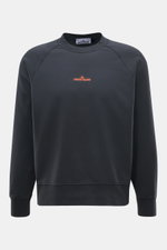 Stone Island Sweatshirt 'Print' dunkelgrau shown from a front view, featuring a dark grey cotton fabric with a small orange Stone Island logo print on the chest, round neckline, raglan sleeves, and ribbed cuffs and hem for comfortable fit. Lässiger Komfor