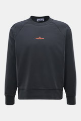 Stone Island Sweatshirt 'Print' dunkelgrau shown from a front view, featuring a dark grey cotton fabric with a small orange Stone Island logo print on the chest, round neckline, raglan sleeves, and ribbed cuffs and hem for comfortable fit. Lässiger Komfor