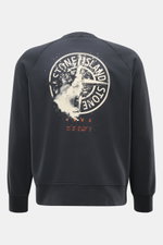 Stone Island Sweatshirt 'Print' dunkelgrau shown from the back, featuring a large distressed compass logo with coordinates in orange, made of soft pure cotton, regular fit with raglan sleeves, round neck, and ribbed cuffs. <div class="relative w-full over
