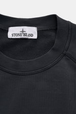 Stone Island Sweatshirt 'Print' dunkelgrau shown from a close-up front perspective, highlighting the ribbed crew neckline and white label with black logo. <div class="relative w-full overflow-visible">
<section class="text-token-text-primary w-full focus