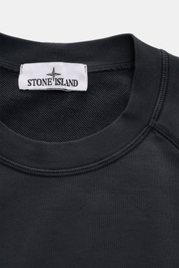 Stone Island Sweatshirt 'Print' dunkelgrau shown from a close-up front perspective, highlighting the ribbed crew neckline and white label with black logo. <div class="relative w-full overflow-visible">
<section class="text-token-text-primary w-full focus