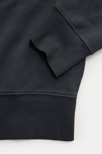 Close-up of the sleeve and hem of the Stone Island Sweatshirt 'Print' dunkelgrau, showing the ribbed cuff and soft cotton fabric from a top-down perspective, highlighting the comfortable regular fit and high-quality material.

<div class="relative w-full 