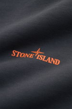 Close-up front view of Stone Island Sweatshirt 'Print' dunkelgrau showing orange STONE ISLAND logo on soft dark gray cotton fabric.

<div class="relative w-full overflow-visible">
<section class="text-token-text-primary w-full focus:outline-none [--shado