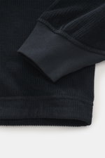 Nahaufnahme des Stone Island Cord-Sweatshirt navy, Detail eines Ärmels mit geripptem Bündchen, Baumwollcord mit weichem Griff.