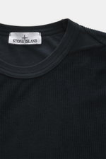 Nahaufnahme des Stone Island Cord-Sweatshirt navy von oben, zeigt gerippten Rundhalsausschnitt und weichen Baumwollcord mit Kompass-Badge.