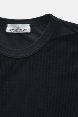 Nahaufnahme des Stone Island Cord-Sweatshirt navy von oben, zeigt gerippten Rundhalsausschnitt und weichen Baumwollcord mit Kompass-Badge.