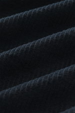 Nahaufnahme des Stone Island Cord-Sweatshirt navy aus Baumwollcord, weich, garment dyed, Kompass-Badge am Ärmel, aus frontaler Perspektive.