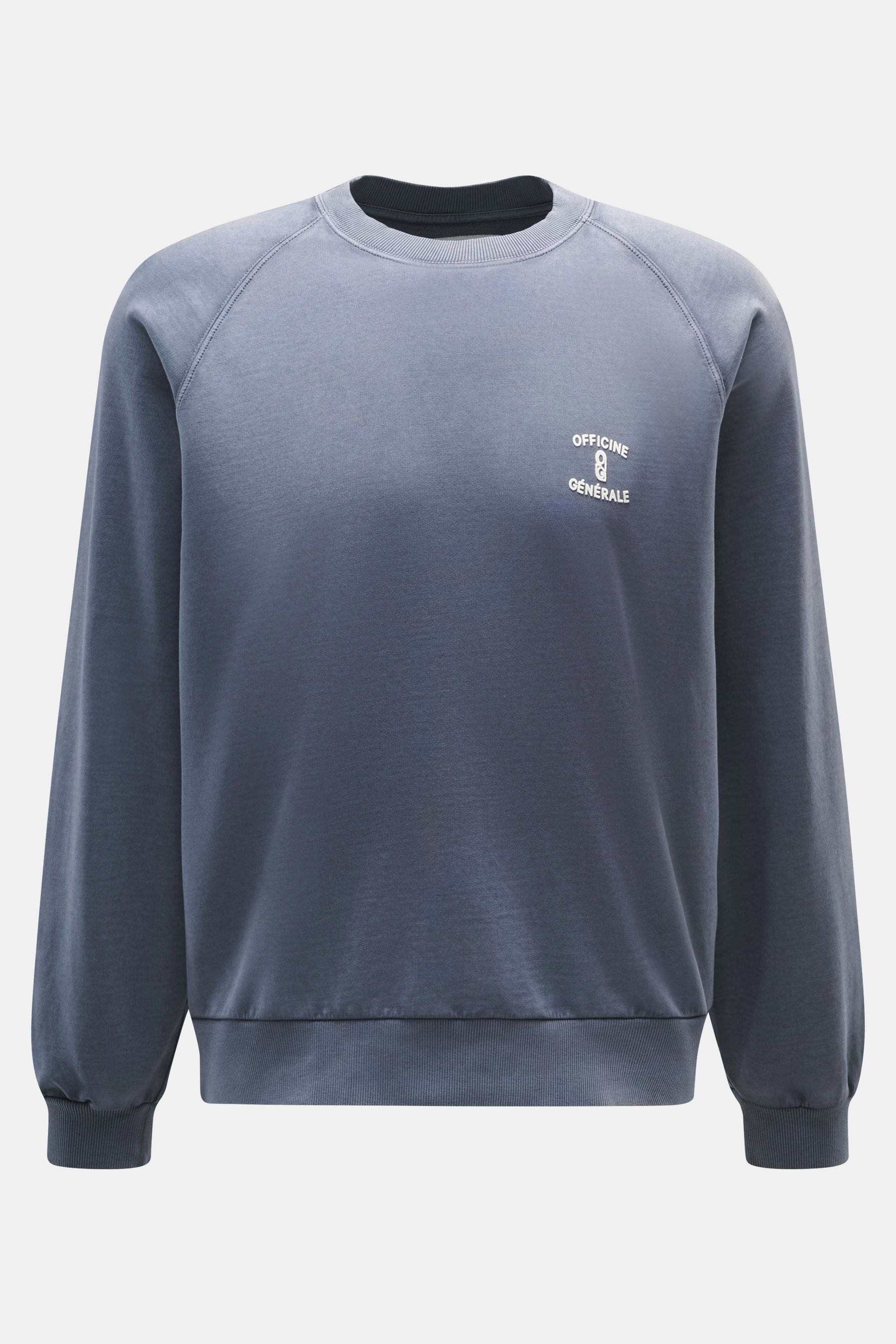 Officine Générale Sweatshirt 'Presnel' graublau, frontal, Sweat aus reiner Baumwolle, weicher Griff, garment dyed, Overlock-Nähte, Regular Fit, Rundhalsausschnitt, geflockter Logo-Print, Raglanärmel, Rippbündchen.