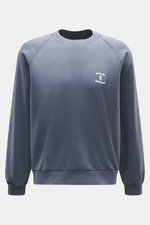 Officine Générale Sweatshirt 'Presnel' graublau, frontal, Sweat aus reiner Baumwolle, weicher Griff, garment dyed, Overlock-Nähte, Regular Fit, Rundhalsausschnitt, geflockter Logo-Print, Raglanärmel, Rippbündchen.